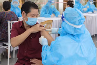 Tiêm vaccine phòng Covid-19 cho người dân tại phường Minh Khai, TP Phủ Lý.