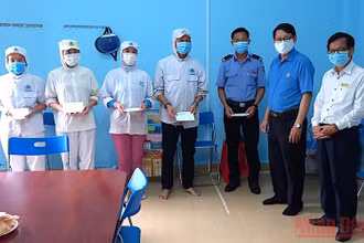 Liên đoàn Lao động Cà Mau hỗ trợ cho công nhân thuỷ sản thực hiện phương án sản xuất “3 tại chổ”.