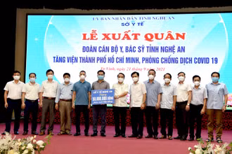 Tặng quà cho đoàn công tác trước lúc lên đường.