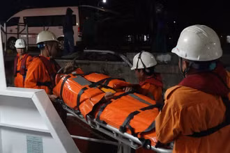 Thuyền viên được tiếp cận y tế và đưa về bờ an toàn.