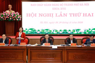 Phó Bí thư Thường trực Thành ủy Hà Nội Nguyễn Thị Tuyến phát biểu tại Hội nghị Ban Chấp hành Đảng bộ thành phố Hà Nội, sáng 28-11.