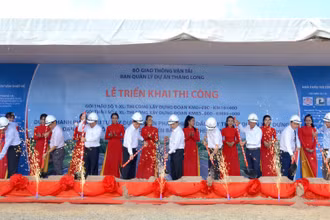 Đại diện lãnh đạo Bộ GTVT, tỉnh Bình Thuận, Đồng Nai các địa phương, chủ đầu tư và nhà thầu thực hiện nghi thức triển khai thi công.