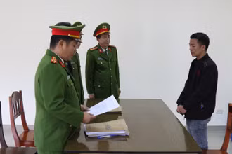 Công an Quảng Bình tống đạt các quyết định khởi tố đối với Ngô Xuân Sĩ