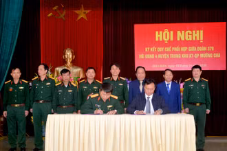 Đoàn KT-QP 379 và lãnh đạo bốn huyện ký kết quy chế phối hợp.