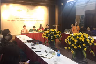 Các chuyên gia trao đổi về phát huy giá trị áo dài trong xã hội đương đại.