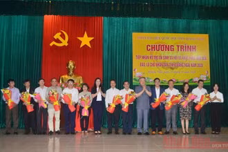 Đồng chí Nguyễn Hòa Bình và đồng chí Bùi Thị Quỳnh Vân tặng hoa tri ân tấm lòng hảo tâm các doanh nghiệp, cá nhân đã ủng hộ giúp đỡ đồng bào vùng bão, lũ Quảng Ngãi.