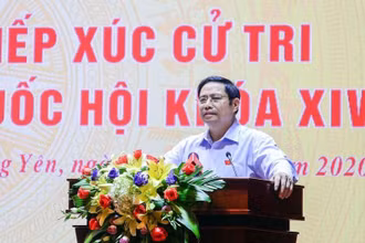 Đồng chí Phạm Minh Chính, Ủy viên Bộ Chính trị, Bí thư Trung ương Đảng, Trưởng Ban Tổ chức Trung ương phát biểu tại buổi tiếp xúc cử tri thị xã Quảng Yên. 
