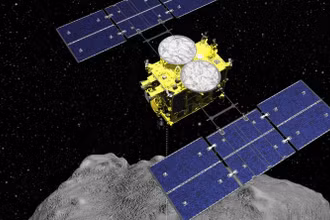 Hình ảnh đồ họa máy tính do Cơ quan Thám hiểm hàng không vũ trụ Nhật Bản (JAXA) thực hiện cho thấy tàu vũ trụ Hayabusa2 phía trên tiểu hành tinh Ryugu. Nguồn: ISAS / JAXA.