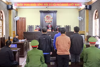 Chủ tọa phiên tòa đọc Tuyên án đối với các bị cáo.