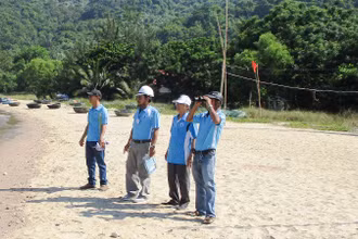 Tổ bảo vệ thủy sản Thọ Quang tuần tra dọc biển.