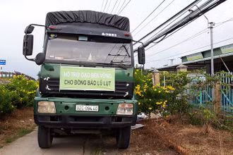 Xe chở gạo được sản xuất theo các tiêu chuẩn bền vững đã lên đường tới với người dân bị ảnh hưởng bởi bão lũ ở Quảng Ngãi (Ảnh: Rikolto Việt Nam). 