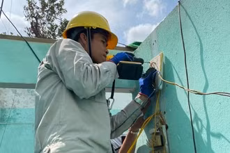 Đoàn viên công nhân EVNHCMC đang sửa chữa điện cho các hộ dân ở Quảng Nam, khắc phục hậu quả cơn bão số 9.