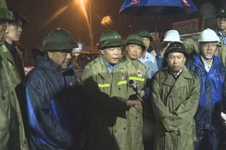 Bộ trưởng Nguyễn Xuân Cường kiểm tra Khu nao đậu tàu cá sông Gianh (Quảng Bình).