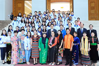 Phó Thủ tướng Vũ Đức Đam chụp ảnh lưu niệm cùng Đoàn đại biểu giáo viên dân tộc thiểu số dự chương trình "Chia sẻ cùng thầy cô" năm 2020.