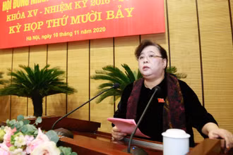 Chủ tịch HĐND TP Hà Nội Nguyễn Thị Bích Ngọc phát biểu tại kỳ họp.