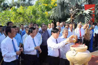 Các đại biểu dâng hương tại Bia lưu niệm Nam Kỳ khởi nghĩa tại huyện Vũng Liêm, tỉnh Vĩnh Long.