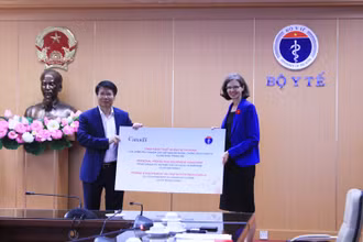 Đại sứ Canada tại Việt Nam Deborah Paul trao 120.000 khẩu trang N95 cho Thứ trưởng Y tế Trương Quốc Cường tại trụ sở Bộ Y tế.