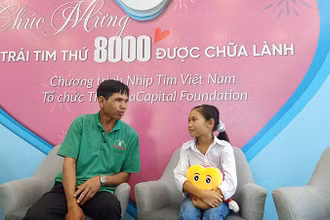 Niềm vui của bố con anh Ymi Mlô và bé H’nhun Niê (11 tuổi), người dân tộc Ê-đê, tỉnh Đác Lắc khi con gái anh được hỗ trợ phẫn thuật tim thành công vào tháng 9 vừa qua. 