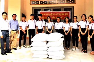 Cục Dự trữ Nhà nước nam Tây Nguyên cấp gạo cho học sinh vùng đặc biệt khó khăn ở huyện Cư Kuin, tỉnh Đắk Lắk năm học 2019-2020.