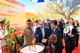 Lãnh đạo tỉnh Đắk Lắk dâng hương kỷ niệm 80 năm Ngày thành lập Đảng bộ tỉnh.