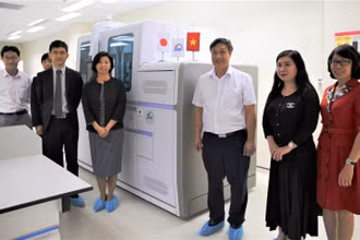 JICA viện trợ thiết bị xét nghiệm chống dịch Covid-19 được trao cho Bệnh viện Bệnh Nhiệt đới Trung ương. (Ảnh do JICA cung cấp)