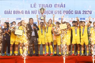 Dự tuyển Quốc gia nâng chiếc cúp vô địch trong niềm hân hoan. (Ảnh: VFF)