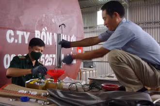 Hiện trường vụ sản xuất xăng giả.