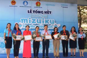 Ban tổ chức trao chứng nhận cho các trường tham gia chương trình năm 2020.