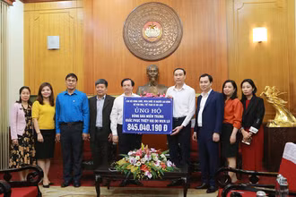 Thứ trưởng Tạ Quang Đông thay mặt lãnh đạo Bộ Văn hóa, Thể thao và Du lịch trao quà ủng hộ người dân miền trung khắc phục hậu quả bão lũ.
