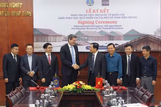 Bộ trưởng Bộ NN&PTNT Nguyễn Xuân Cường và Giám đốc ADB tại Việt Nam Andrew Jeffries chúc mừng lễ ký kết thành công. 