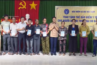 Tặng thẻ bảo hiểm y tế cho người dân thị xã Sông Cầu.