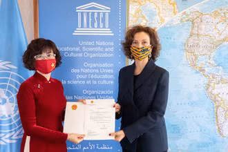 Đại sứ Lê Thị Hồng Vân và Tổng Giám đốc UNESCO Audrey Azoulay tại lễ trình Thư ủy nhiệm.