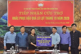 Phó Chủ tịch - Tổng Thư ký UBTƯ MTTQ Việt Nam Hầu A Lềnh, Trưởng ban Cứu trợ T.Ư trao số tiền 5 tỷ đồng hỗ trợ người dân tỉnh Quảng Bình bị thiệt hại do lũ lụt. (Ảnh: daidoanket.vn)