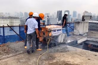 Lực lượng chức năng xử lý vi phạm tại tầng 18 công trình số 8B phố Lê Trực.  