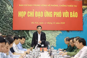 Bộ trưởng Nông nghiệp và Phát triển nông thôn, Phó Trưởng ban thường trực Ban chỉ đạo trung ương về PCTT Nguyễn Xuân Cường chủ trì cuộc họp ứng phó bão số 13.