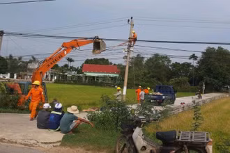 Công nhân Công ty Điện lực Bình Định nỗ lực khắc phục sự cố lưới điện do sau bão số 9 gây ra.