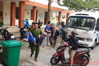 Đà Nẵng sơ tán người dân đến nơi an toàn để tránh bão số 13.