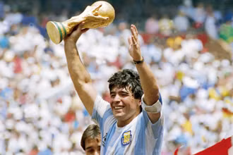 Maradona và chiếc Cup vô địch World Cup 1986.