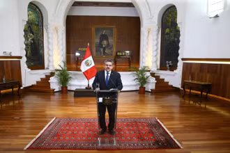 Tổng thống lâm thời Peru Manuel Merino thông báo từ chức. (Ảnh: AP)