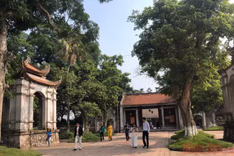 Du khách tham quan đền Chử Đồng Tử.