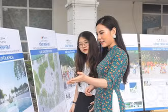 Người dân đến tham quan triển lãm thiết kế cột Km0.
