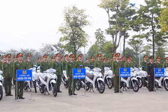 Lực lượng công an chính quy tại các xã, phường, thị trấn tiếp nhận bàn giao xe mô-tô.
