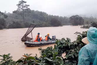 Triển khai lực lượng tìm kiếm hai du khách mất tích.