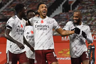 Aubameyang (giữa) ghi bàn thắng duy nhất cho Arsenal.