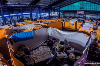 Người dân tránh bão tại trung tâm sơ tán ở TP Quezon. (Ảnh: Tân Hoa xã)