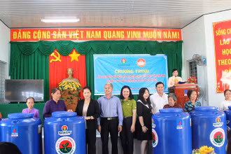 Chủ tịch Quốc hội Nguyễn Thị Kim Ngân cùng lãnh đạo chính quyền địa phương dự và trao bồn chứa nước cho người dân tỉnh Bến Tre.