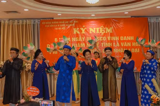 Câu lạc bộ Dân ca ví, giặm Nghệ Tĩnh tại Hà Nội biểu diễn. 