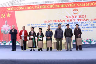 Đồng chí Trần Quốc Vượng tặng quà gia đình chính sách xóm Nạ Tẩm, xã Phú Đình, huyện Định Hoá.