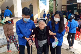 Hoạt động khám và cấp thuốc cho người dân vùng lũ được tiến hành kịp thời, mang lại hiệu quả thiết thực