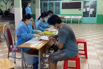 Chi trả hỗ trợ cho lao động tự do tại quận 5, TP Hồ Chí Minh. (Ảnh minh họa: Quý Hiền)